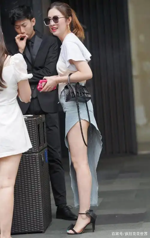 街拍:喜欢这样肉嘟嘟的小姐姐!