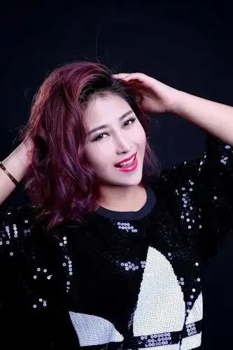 歌手蓝琪儿凭借一首爱火贯穿亿万人心