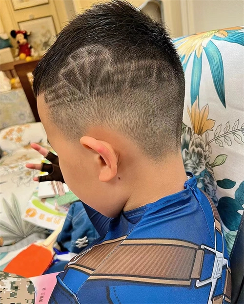 渐变铲青寸头本就清爽利落,头发雕刻上两个爱心的图爱,酷酷中带着些许