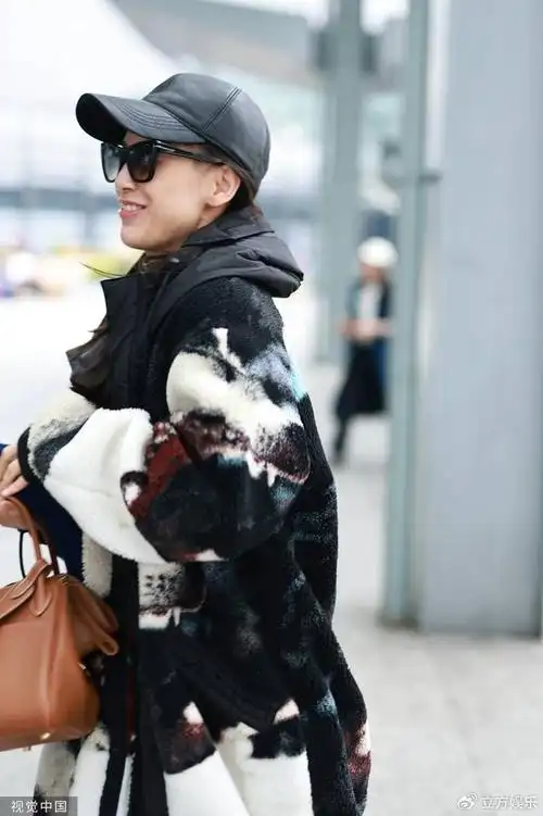 黄圣依穿毛绒大衣休闲舒适 素颜出镜笑容灿烂|黄圣依|毛绒|大衣_新浪