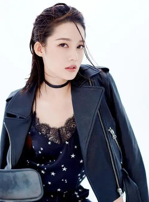 李沁剪齐肩短发美成初恋