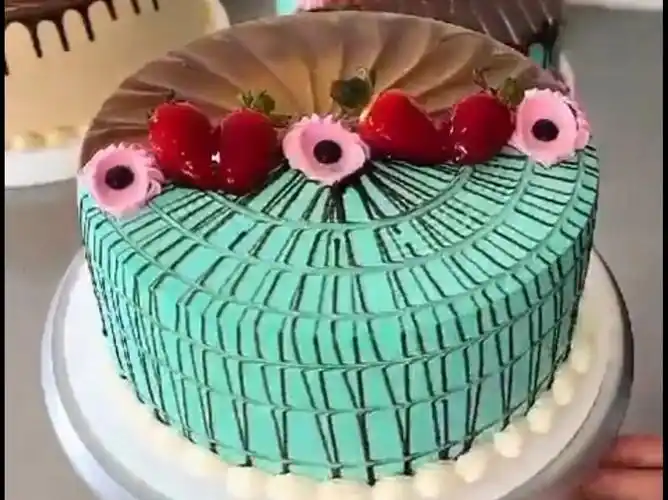 多么漂亮的草莓味蛋糕装饰