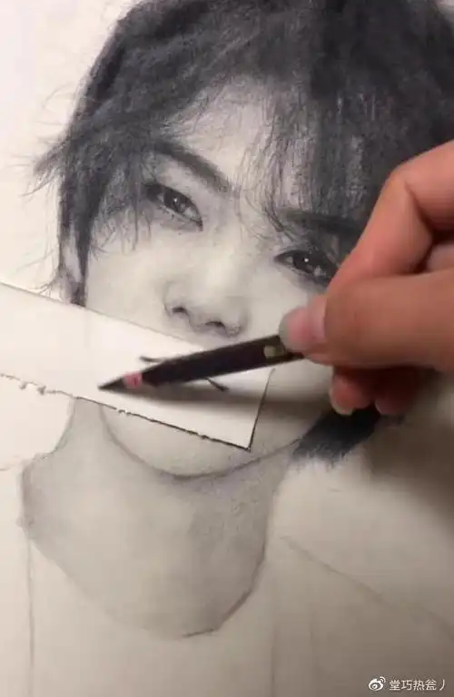 美术生在华晨宇的脸上画贾玲的嘴巴本想寄刀片幸好看完