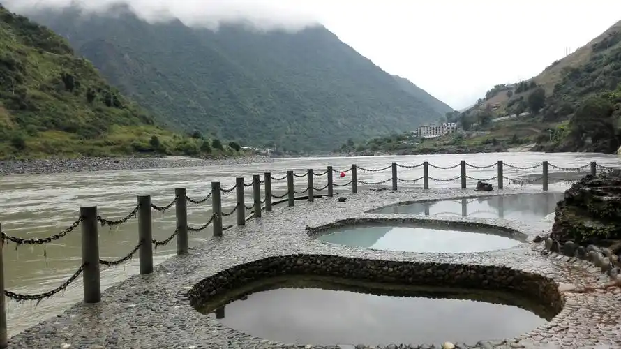 走在六库段怒江岸黑色金沙滩上