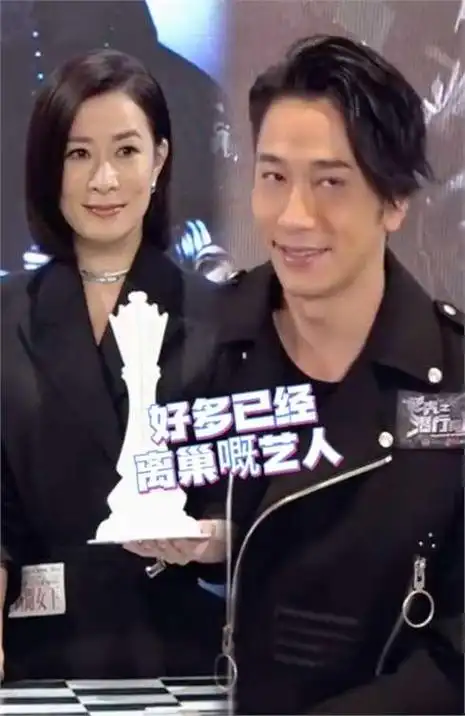 在2006年的一次颁奖典礼上,佘诗曼和郑嘉颖首次相遇;而到了2007年