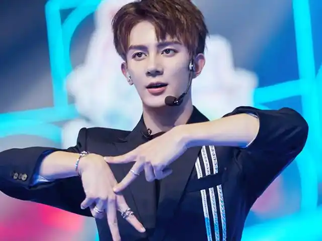 r1se成员的出道时长,周震南3年,而今年才参加高考的他竟10年