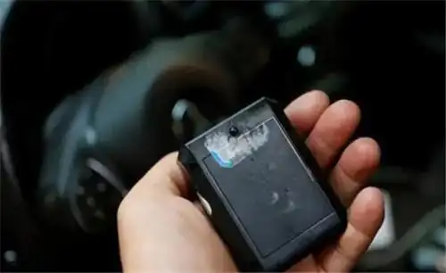 2011年,男子怀疑妻子与人有染,在车内偷装窃听器,一听崩溃了