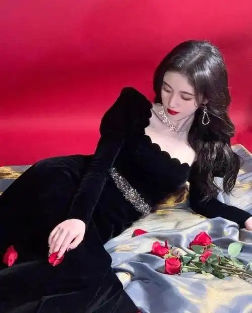 鞠婧祎黑色礼服鞠婧祎黑色丝绒长裙大波浪加红唇气场全开