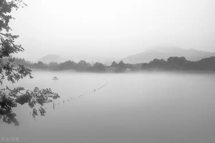 再来看诗本身"水光潋艳晴方好","潋滟"就是水波荡漾的样子,波光粼粼.