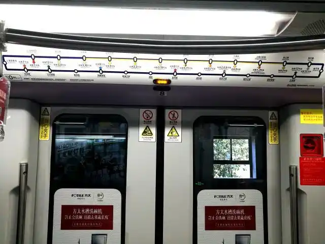 上海地铁4号线车厢的线路图
