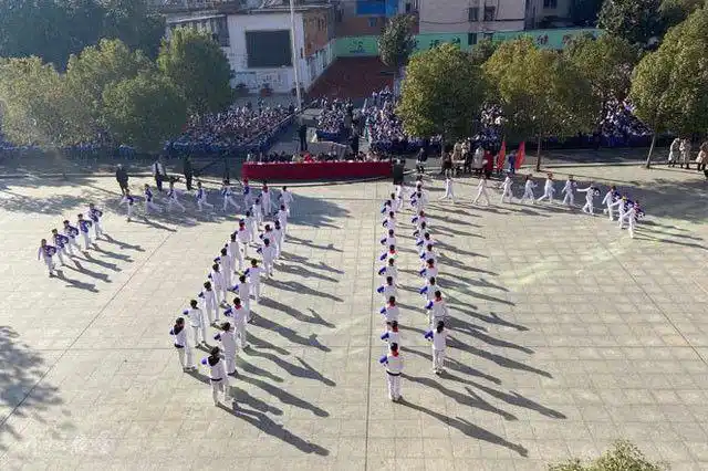 邓州市城区十一小举行阳光体育学生队列队形比赛