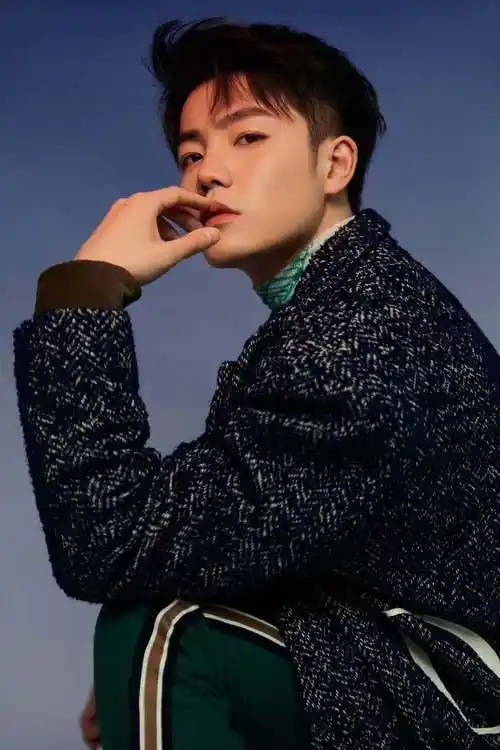 夏志远出席腾讯视频拾光盛典复古宫廷风展现时尚品味