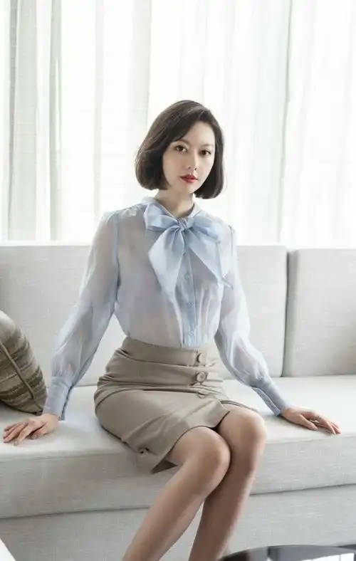 穿上超显瘦的舒适柔软又顺滑,真是充满女人味,穿的气质美女展现浪漫