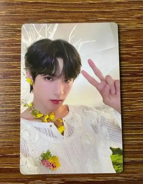 刘耀文自拍比耶小卡##刘耀文台历白色镂空小卡