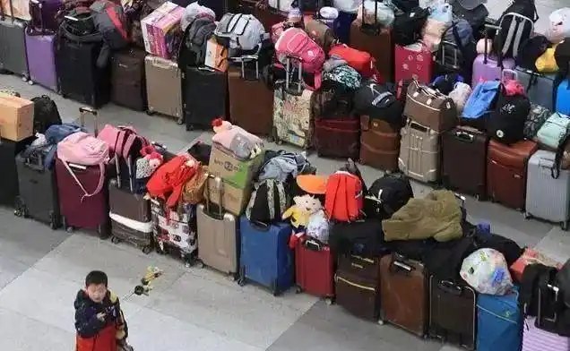 图为在辽宁一火车站,乘客的行李箱