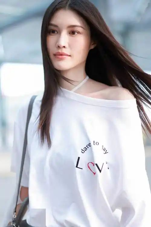 何穗白t搭牛仔短裤小腿袜成拉腿神器 露肩设计打造清纯小性感_出发