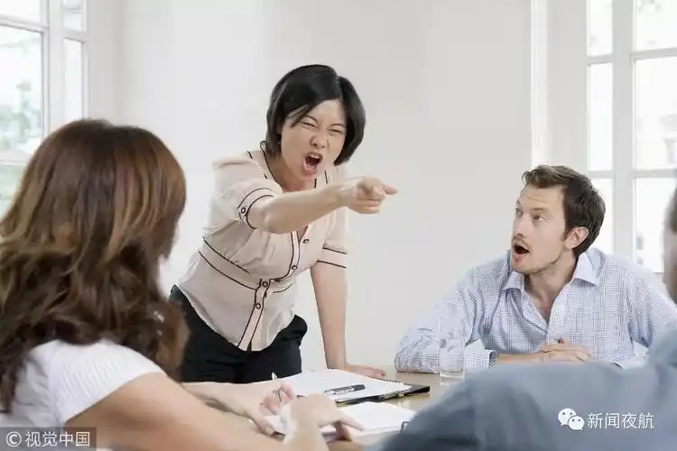 因为一条朋友圈,俩女同事对骂,撕打!还进了派出所,结果都被老板开除!