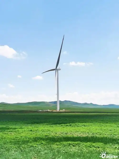 河北康保基地山坡上的风力发电场-国际风力发电网