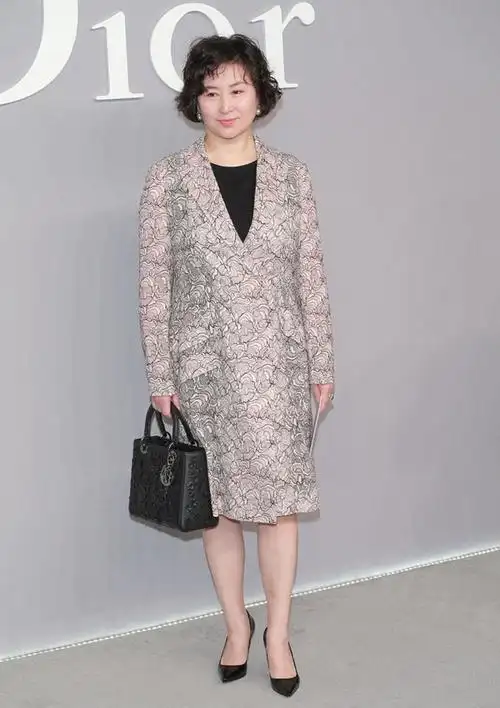 原创何超琼不愧是赌王最看重的女儿,简单西装也能穿出高级感,气场强