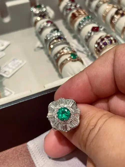 圆钻形哥伦比亚祖母绿钻戒