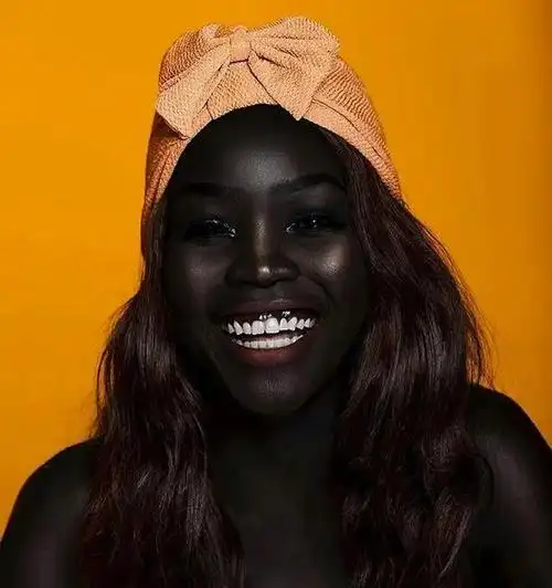 世界最黑的民族,平均身高1米82,几乎看不清五官,不黑要被歧视