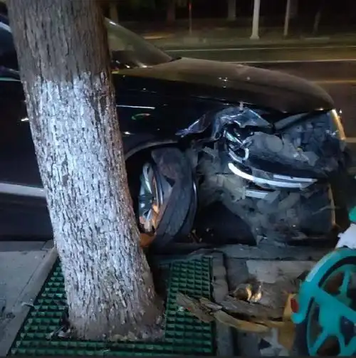 九江:奥迪车逆行冲上人行道,连撞三车后肇事逃逸(视频)