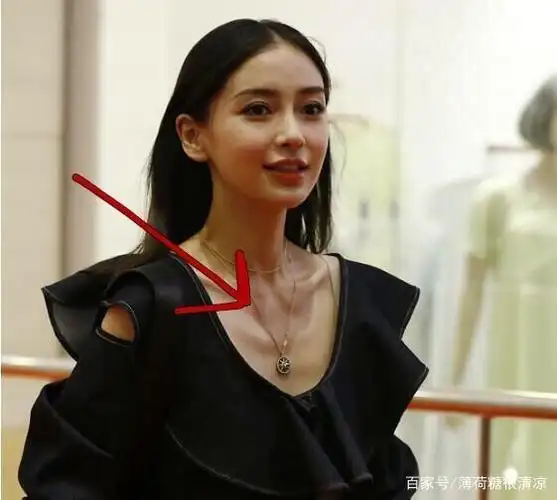 baby出现了,被拍成了路透,那天,baby穿着一件黑色的深v外套,胸前的