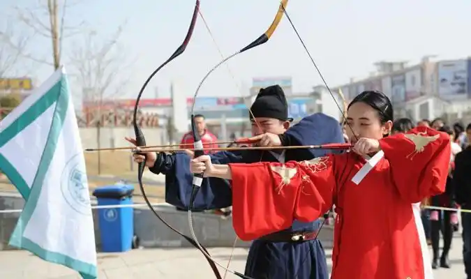 兰州数十名汉服爱好者在当地雁滩公园上演"汉服秀",展示古代射箭技艺