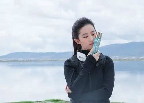 【170902独家】温碧泉广告拍摄独家花絮(上)_看图_刘亦菲吧_百度贴吧