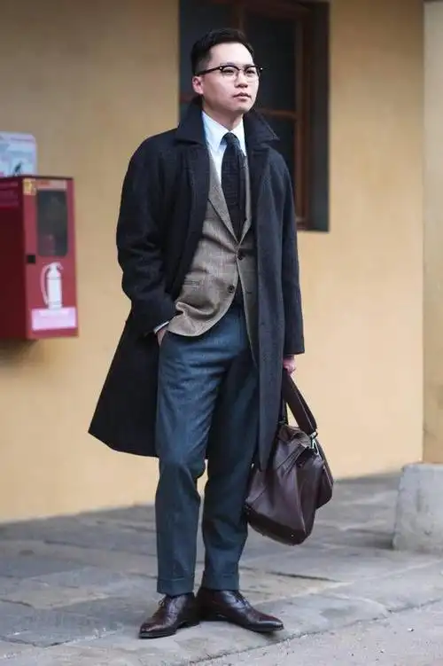 秋冬季节,建议中年男人备好这3件衣服,搭配西裤,牛仔裤都有型