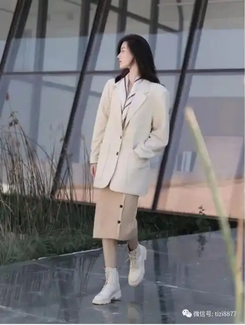 白色马丁靴怎么搭配衣服好看