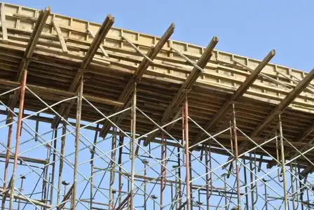 支持按行的脚手架的木材梁模板照片