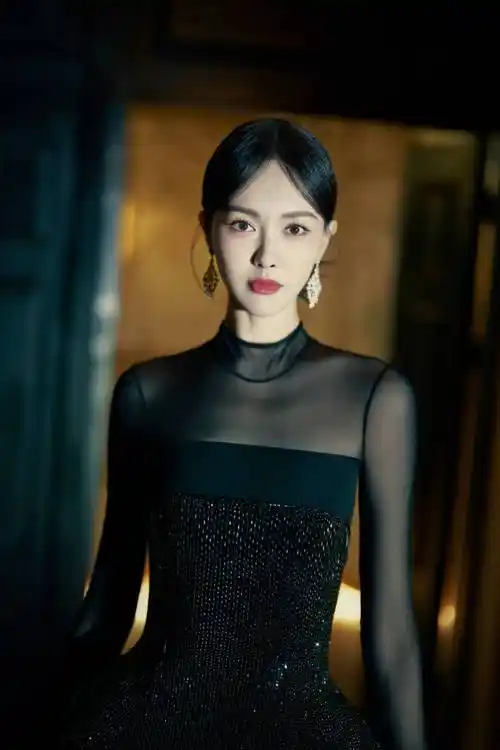 原创唐嫣分享美照白色高叉礼服宛如新娘黑色长裙英姿飒爽