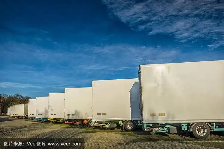 一排一排的卡车