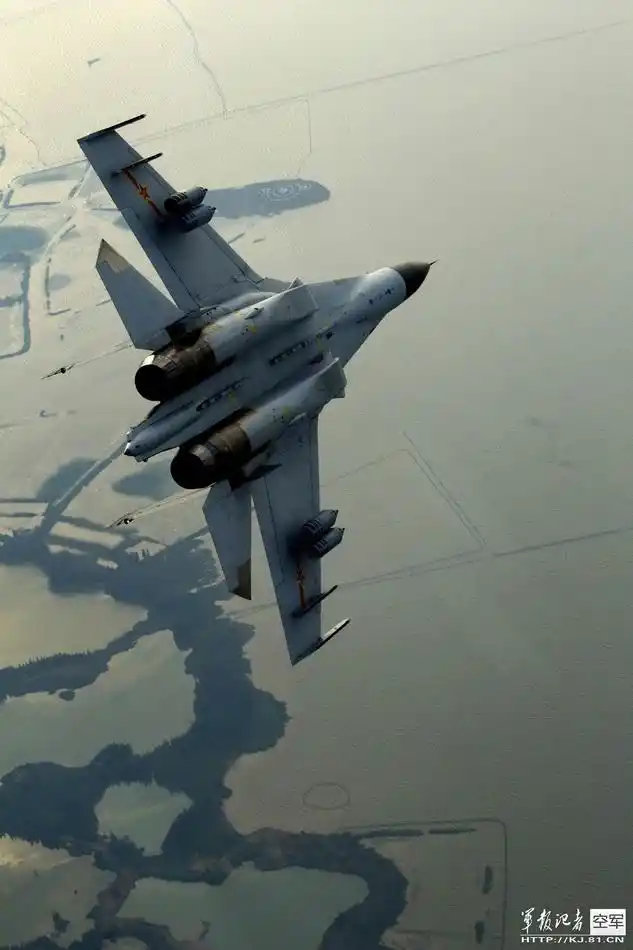 空军曝歼11b飞豹群巡航猛照 挂中近距导弹出动