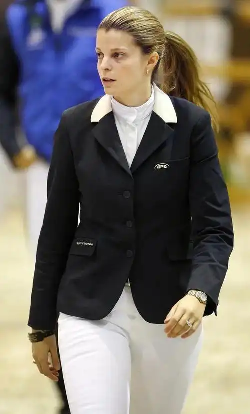 3岁继承亿万家产的女孩,被"诅咒"了