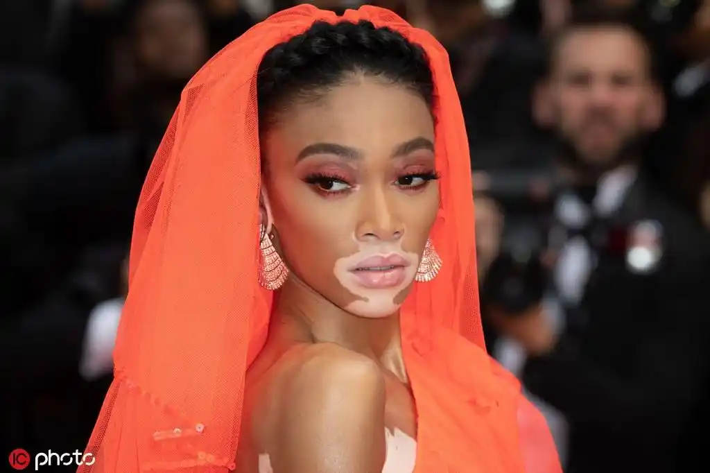 奶牛超模winnie harlow现身戛纳 红纱裹身长腿吸睛!