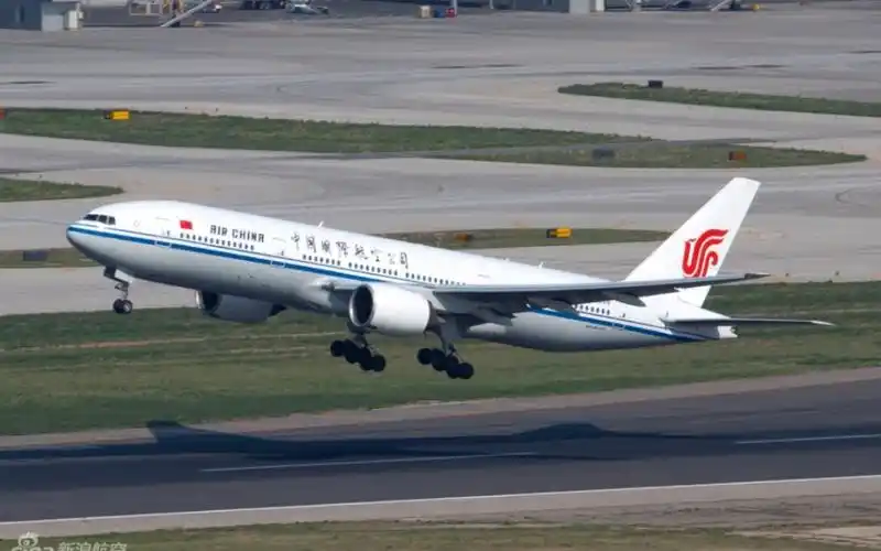 国航波音773起飞
