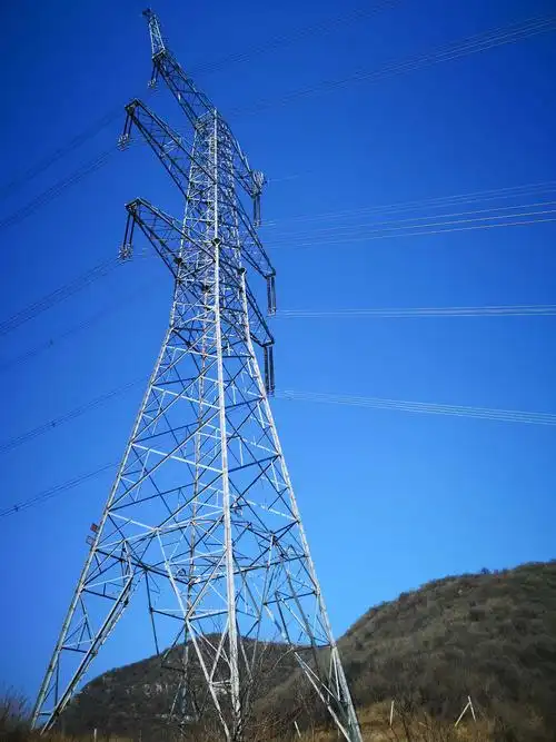 高高的高压线塔,提醒着我们:此刻是现代,不是古代.