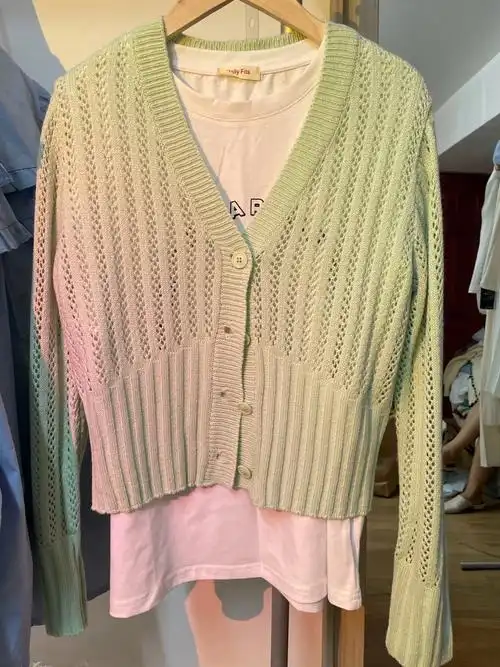 嫩绿色镂空针织开衫