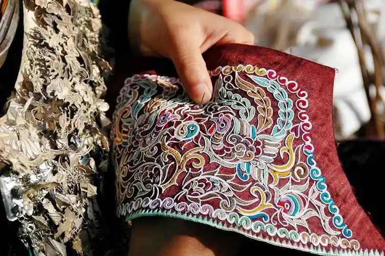 苗族刺绣图案大全(认真总结完中国苗绣的十大绣法后发现,有些东西是