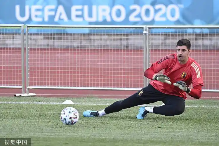 高清图:比利时备战俄罗斯 库尔图瓦大秀扑救技术