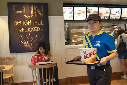 6月18日,北京肯德基青塔餐厅员工身着新制服亮相.