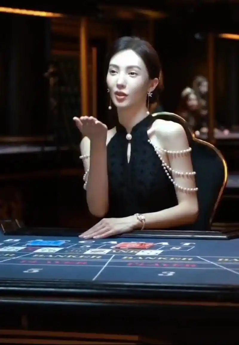 张艺兴和金晨在北京出席了电影《孤注一掷》的首映礼,两人在剧中的