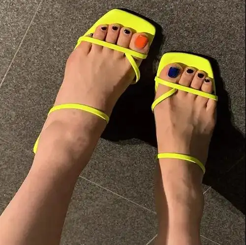 罗马脚也称正方形脚,这种脚型的 特征就是前三根脚趾几乎在同一直线上