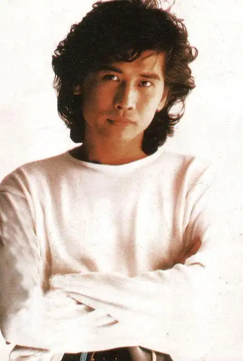 年轻的齐秦一脸孤傲帅气,一头长发飘逸在当时的乐坛可谓一股清流,迷倒