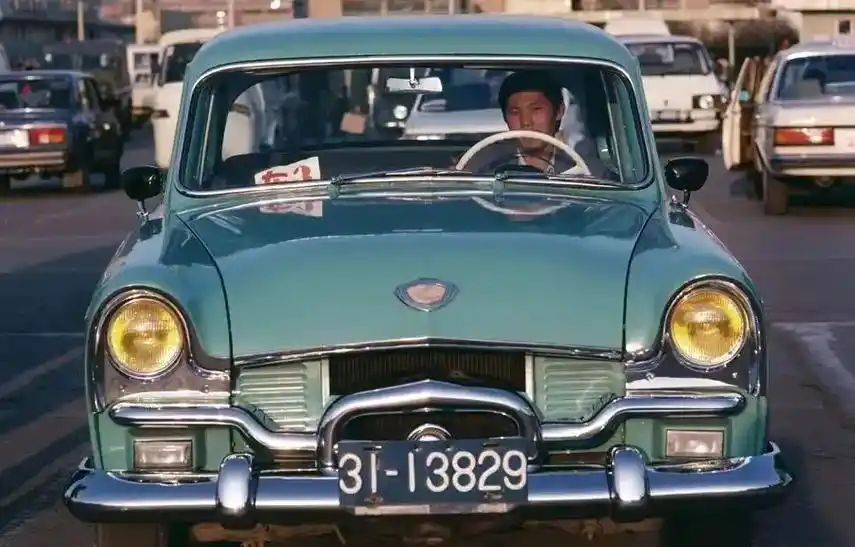 纯真年代,30年前的中国.北京街头的一辆上海牌轿车,1986 - 抖音