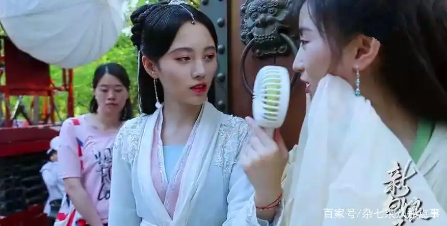 鞠婧祎在《新白娘子传奇》拍摄现场!
