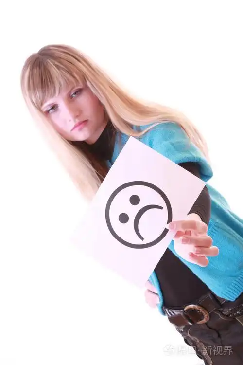 带着悲伤微笑的女孩