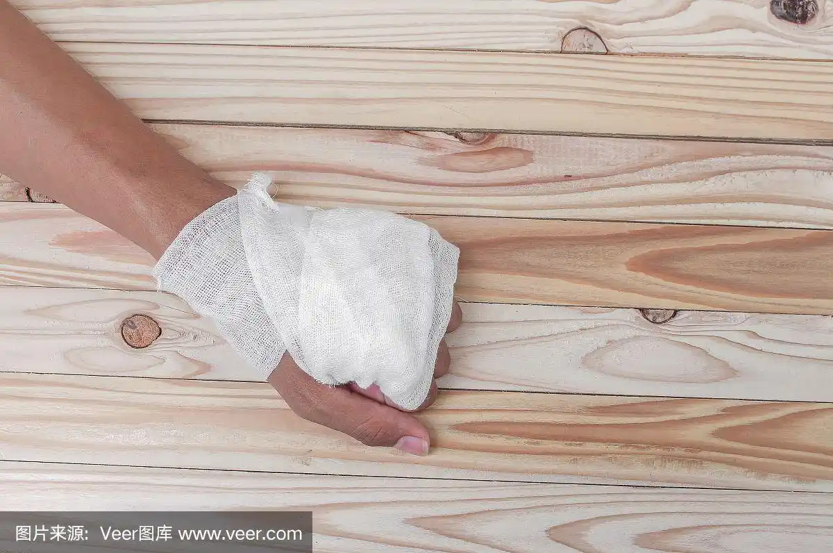 用纱布包扎手部挫伤.治疗病人